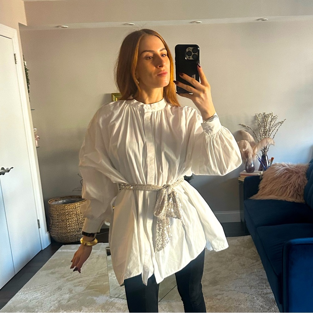 In the style Lorna Luxe mock neck chink waist high low shirt with belt
